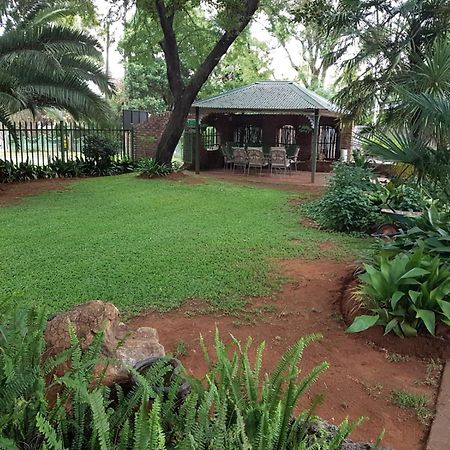 Gemstone Guest House Klerksdorp Bagian luar foto