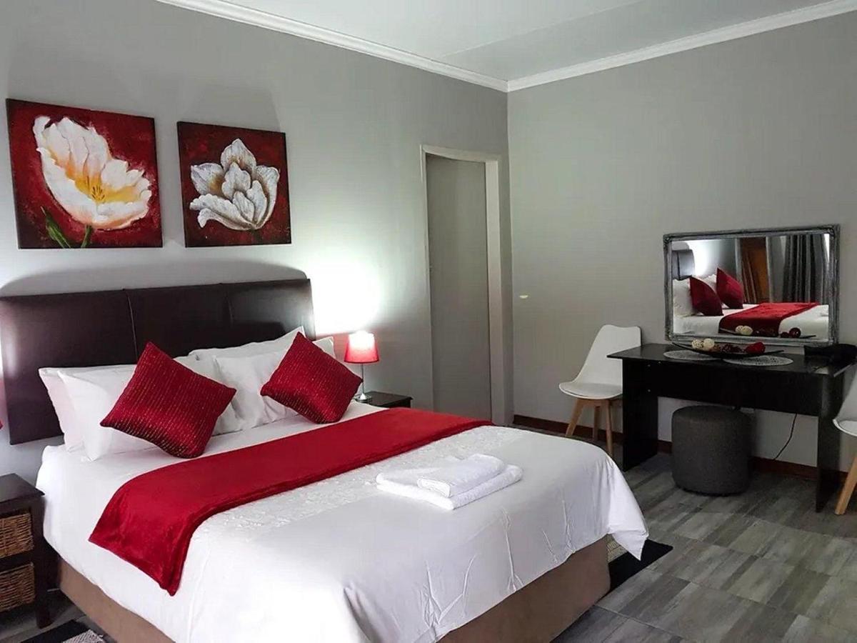 Gemstone Guest House Klerksdorp Bagian luar foto