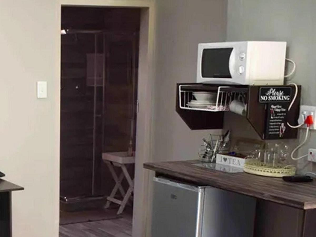 Gemstone Guest House Klerksdorp Bagian luar foto