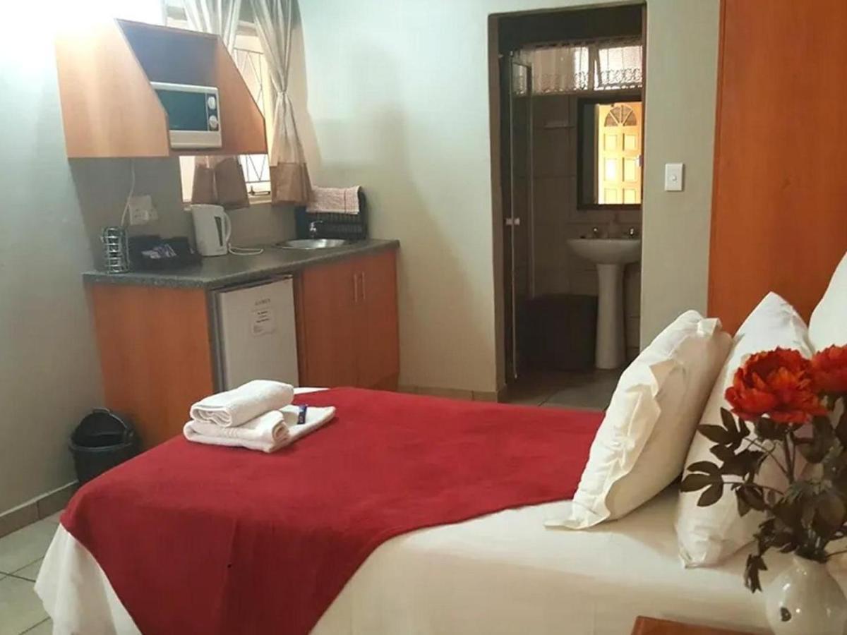Gemstone Guest House Klerksdorp Bagian luar foto