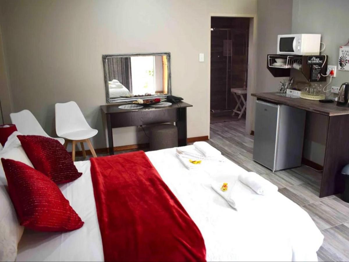 Gemstone Guest House Klerksdorp Bagian luar foto