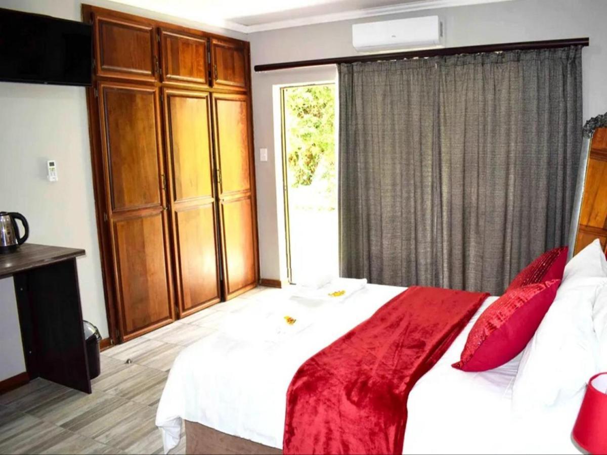 Gemstone Guest House Klerksdorp Bagian luar foto