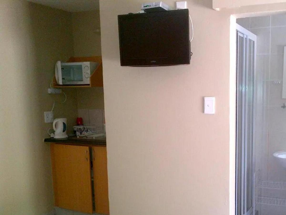 Gemstone Guest House Klerksdorp Bagian luar foto
