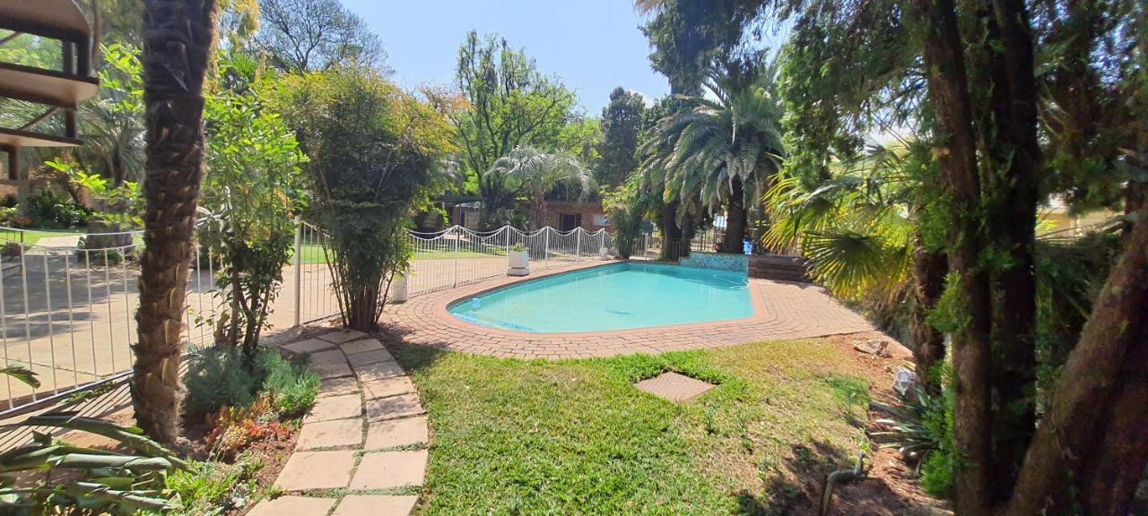 Gemstone Guest House Klerksdorp Bagian luar foto