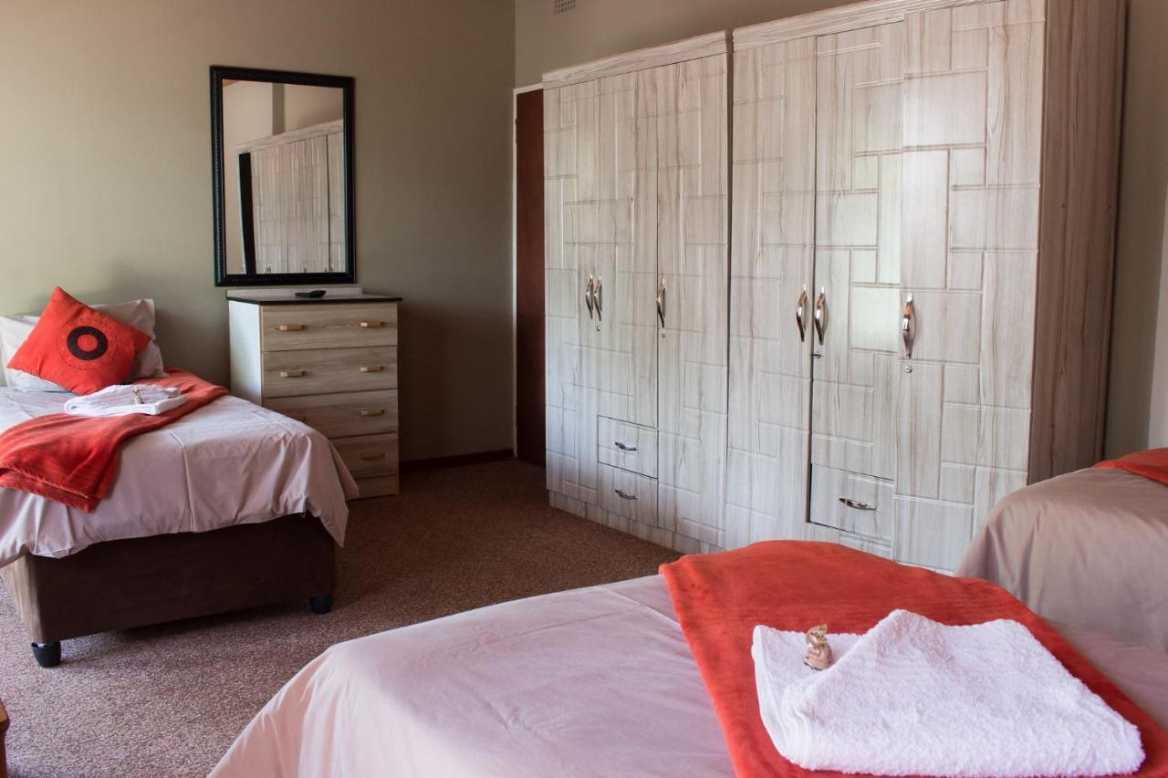 Gemstone Guest House Klerksdorp Bagian luar foto