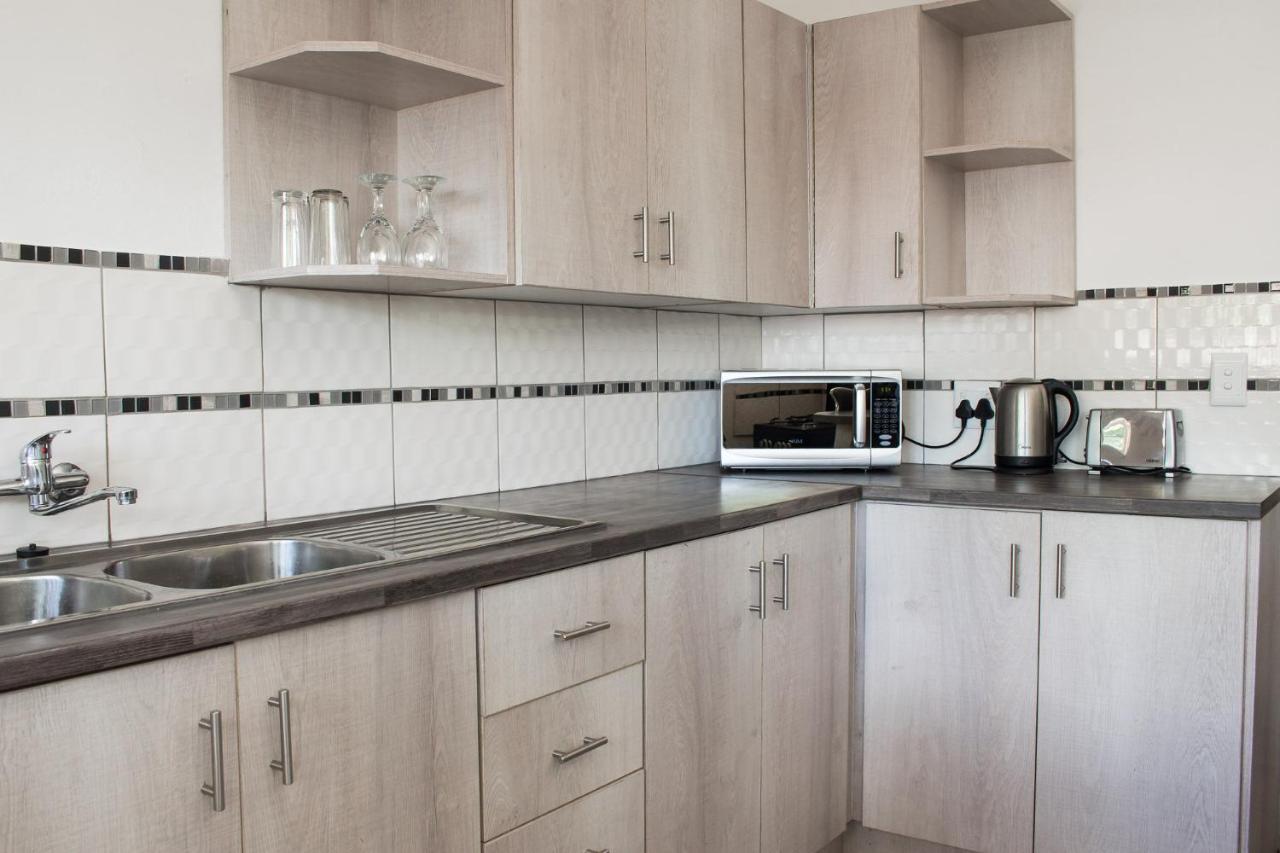 Gemstone Guest House Klerksdorp Bagian luar foto