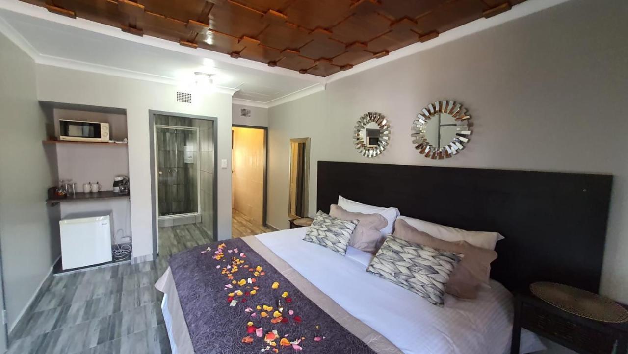 Gemstone Guest House Klerksdorp Bagian luar foto