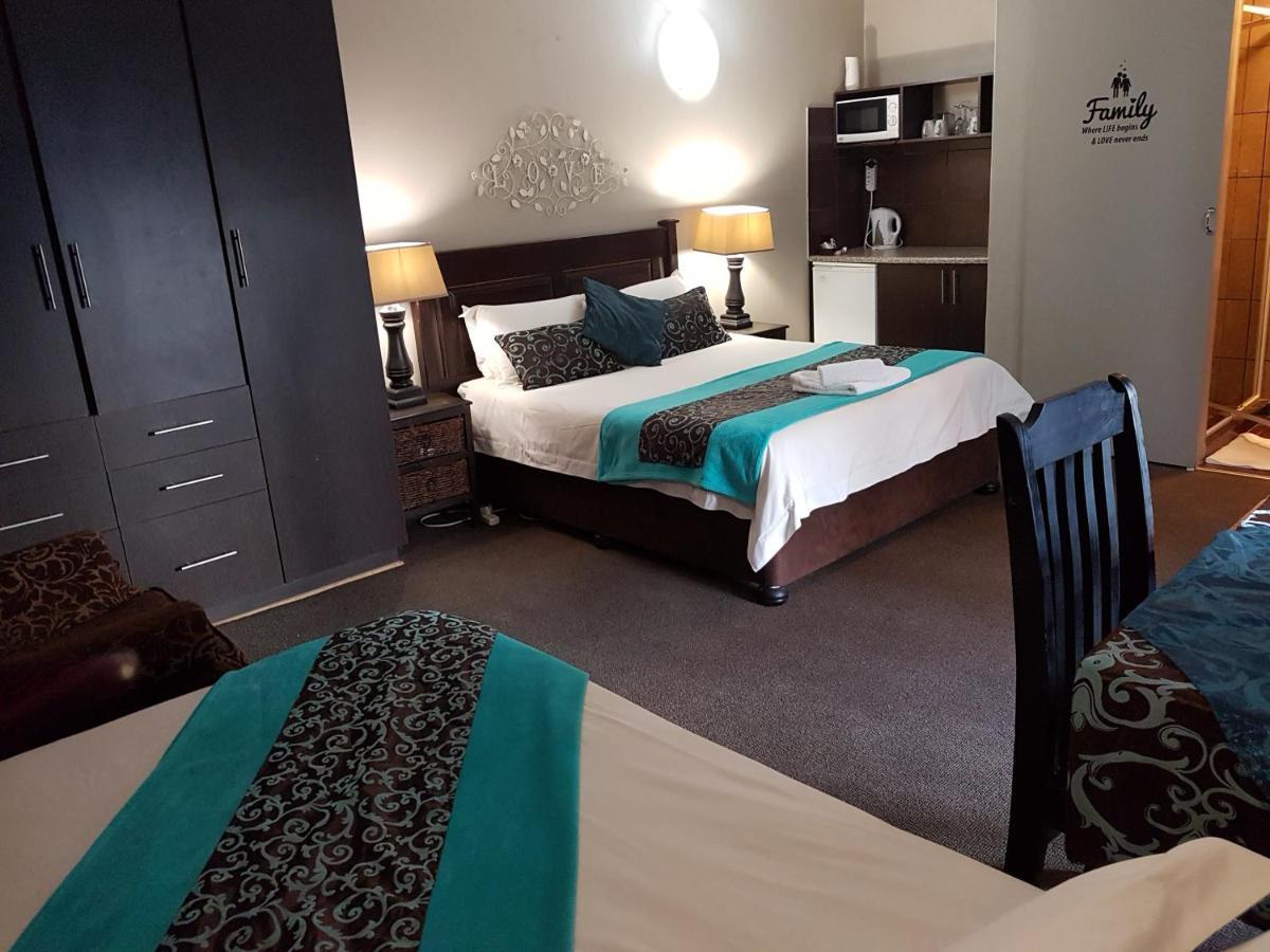 Gemstone Guest House Klerksdorp Bagian luar foto