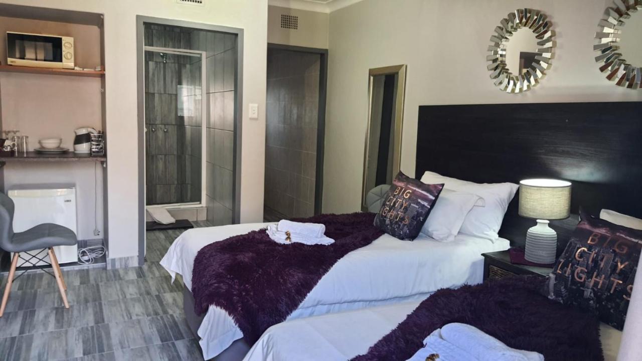 Gemstone Guest House Klerksdorp Bagian luar foto