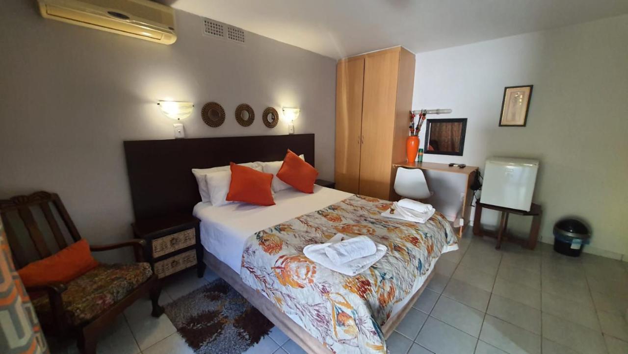 Gemstone Guest House Klerksdorp Bagian luar foto