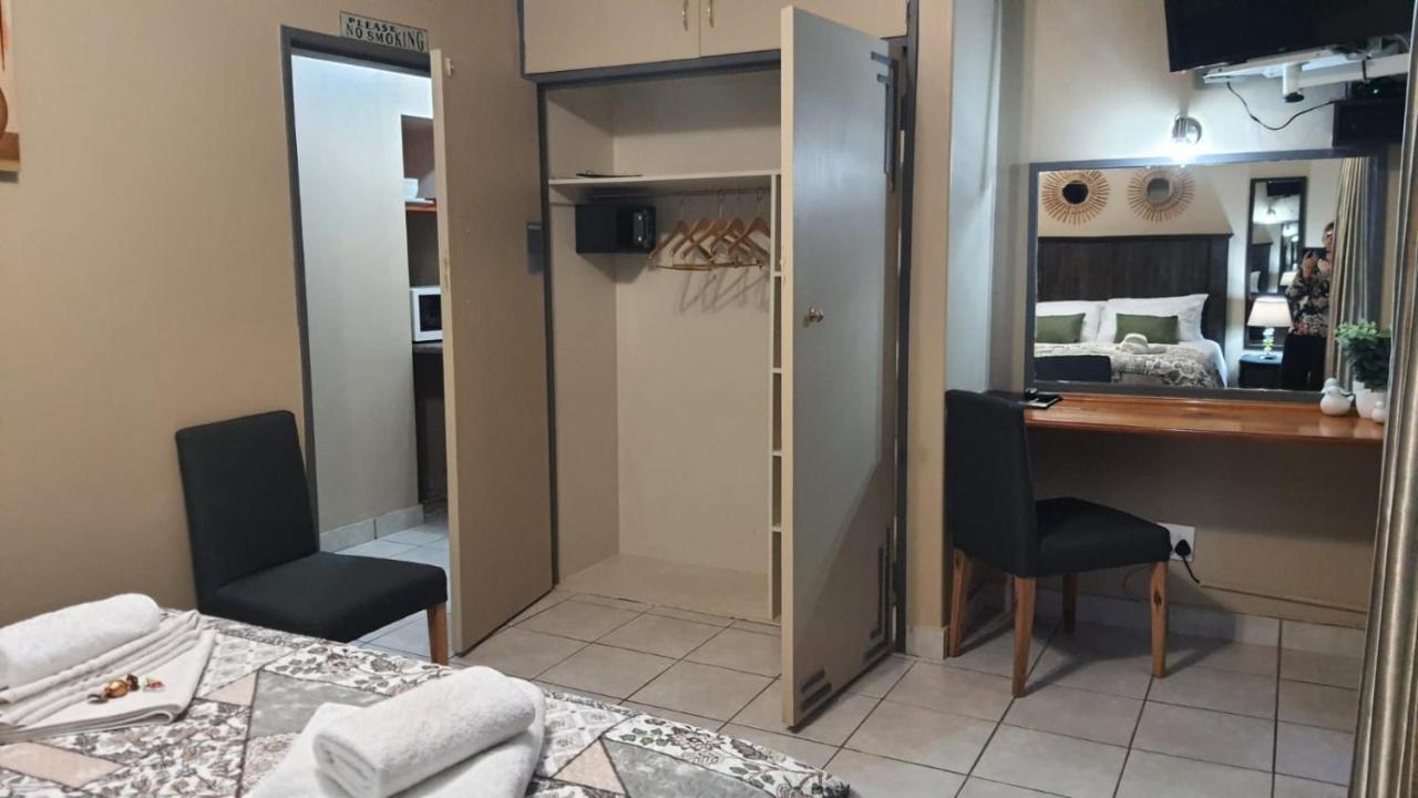 Gemstone Guest House Klerksdorp Bagian luar foto