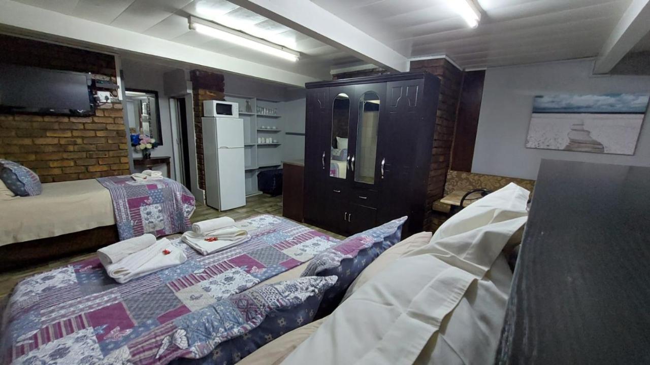 Gemstone Guest House Klerksdorp Bagian luar foto