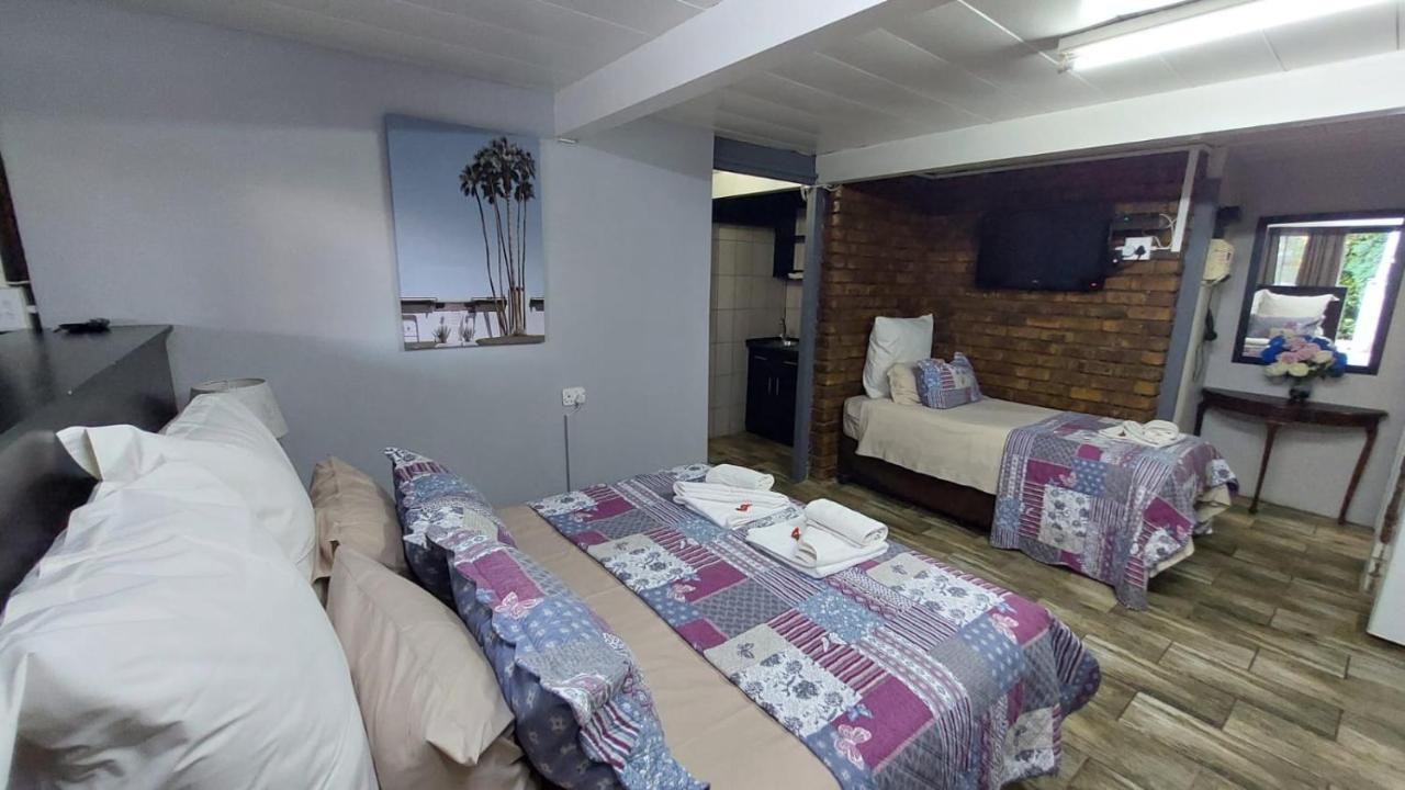 Gemstone Guest House Klerksdorp Bagian luar foto