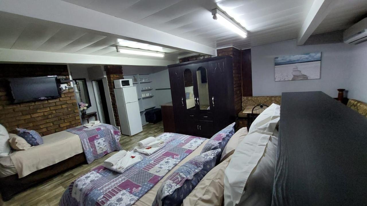 Gemstone Guest House Klerksdorp Bagian luar foto
