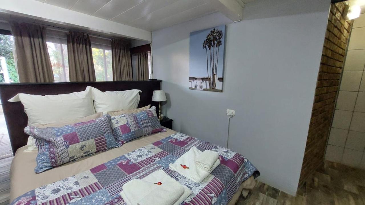 Gemstone Guest House Klerksdorp Bagian luar foto
