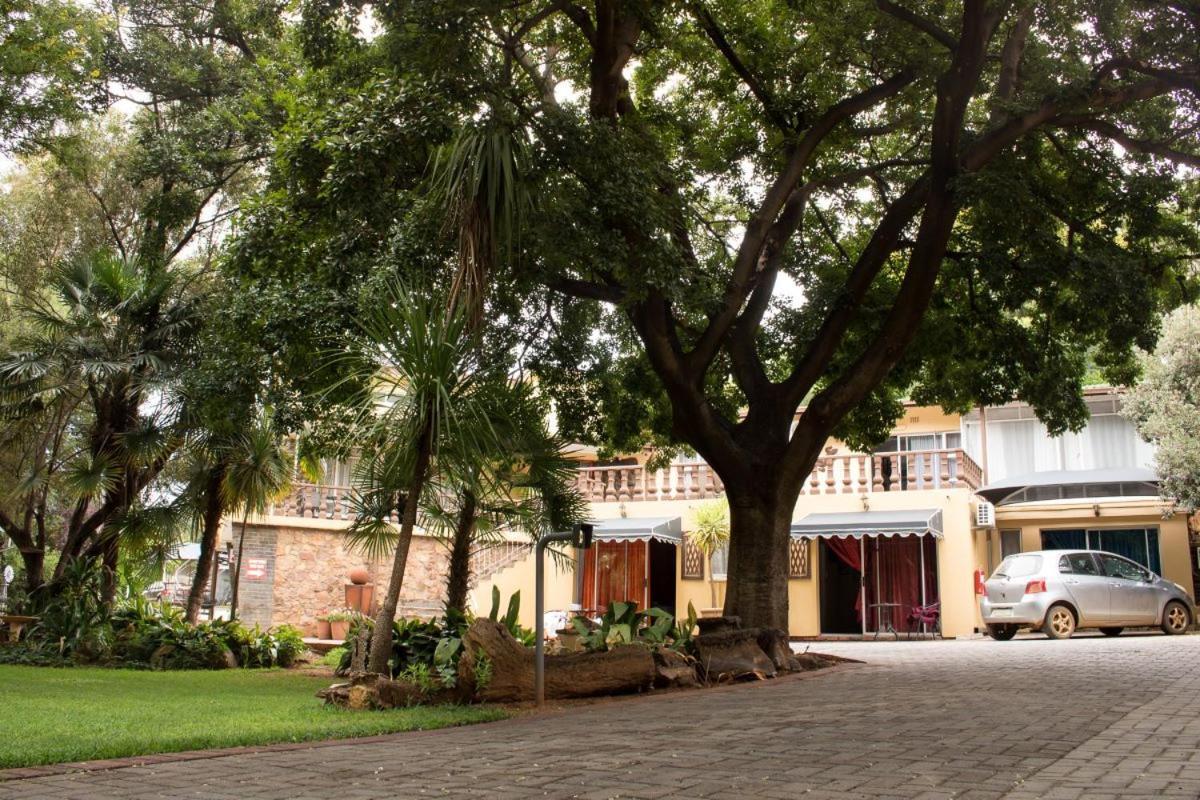Gemstone Guest House Klerksdorp Bagian luar foto