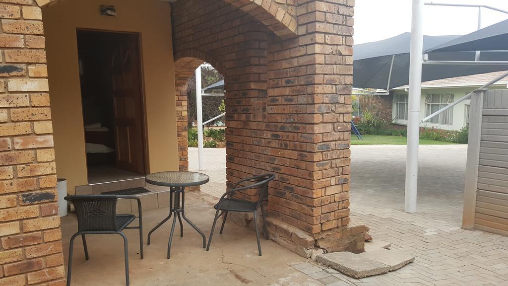 Gemstone Guest House Klerksdorp Bagian luar foto