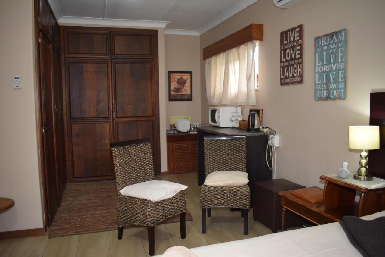 Gemstone Guest House Klerksdorp Bagian luar foto