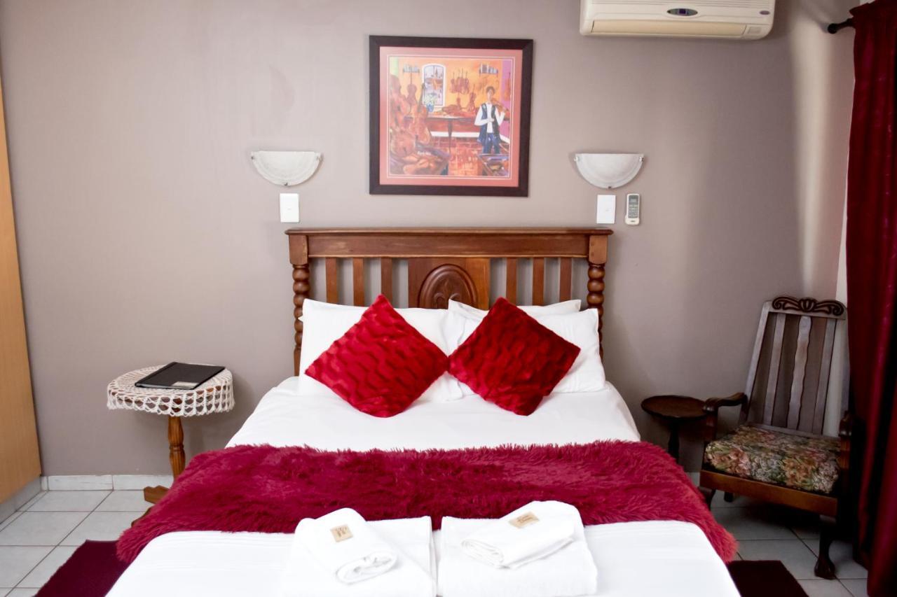 Gemstone Guest House Klerksdorp Bagian luar foto