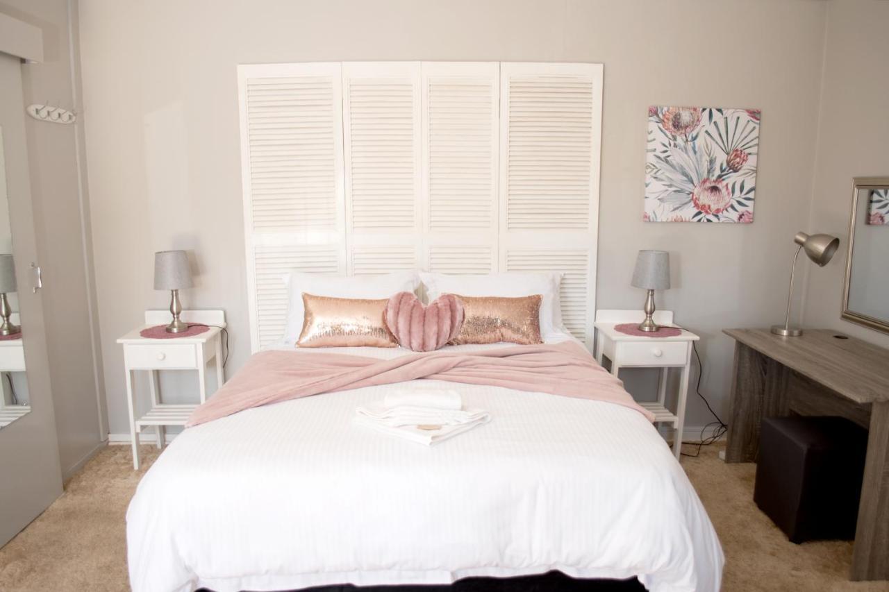 Gemstone Guest House Klerksdorp Bagian luar foto